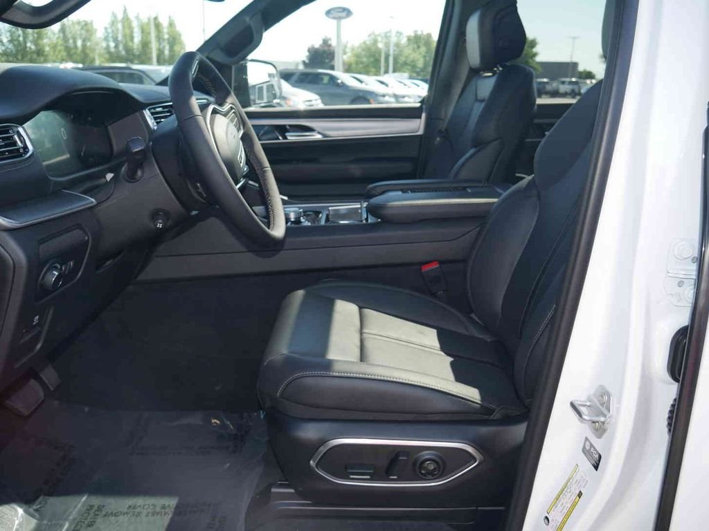 New 2026 Bright White Clear-Coat Exterior Paint Jeep Grand Wagoneer image 29