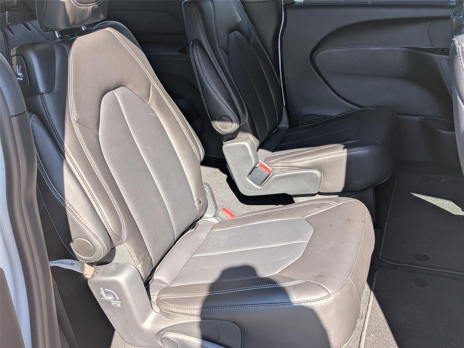 New 2026 Bright White Clear-Coat Exterior Paint Chrysler Select image 34