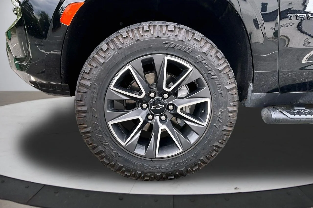 Used 2023 Black Chevrolet Z71 image 33