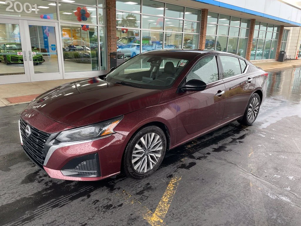 Used 2024 Red Nissan 2.5 SV image 1