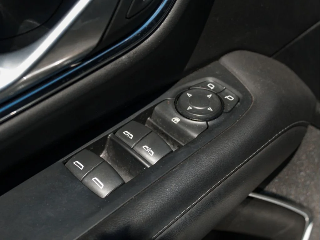 Used 2022 Summit White Chevrolet LS image 9