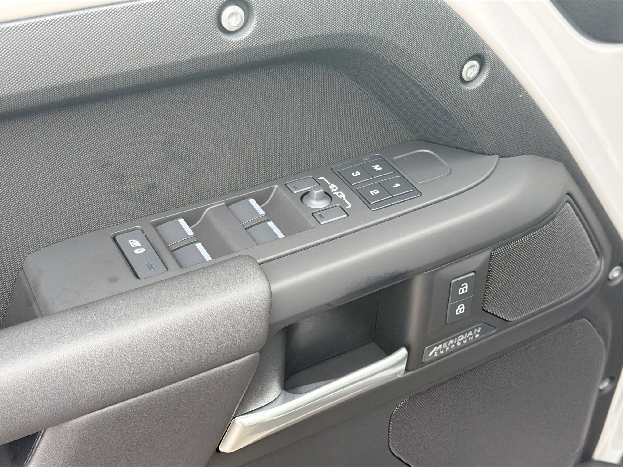 2026 Land Rover Defender X-Dynamic SE - Photo 22
