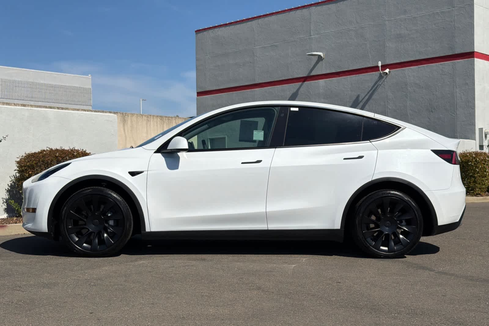 Used 2023 White Tesla  image 9