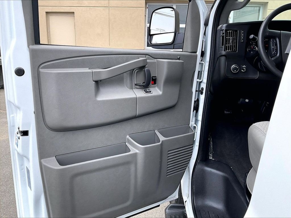 Used 2025 White Chevrolet LT image 9