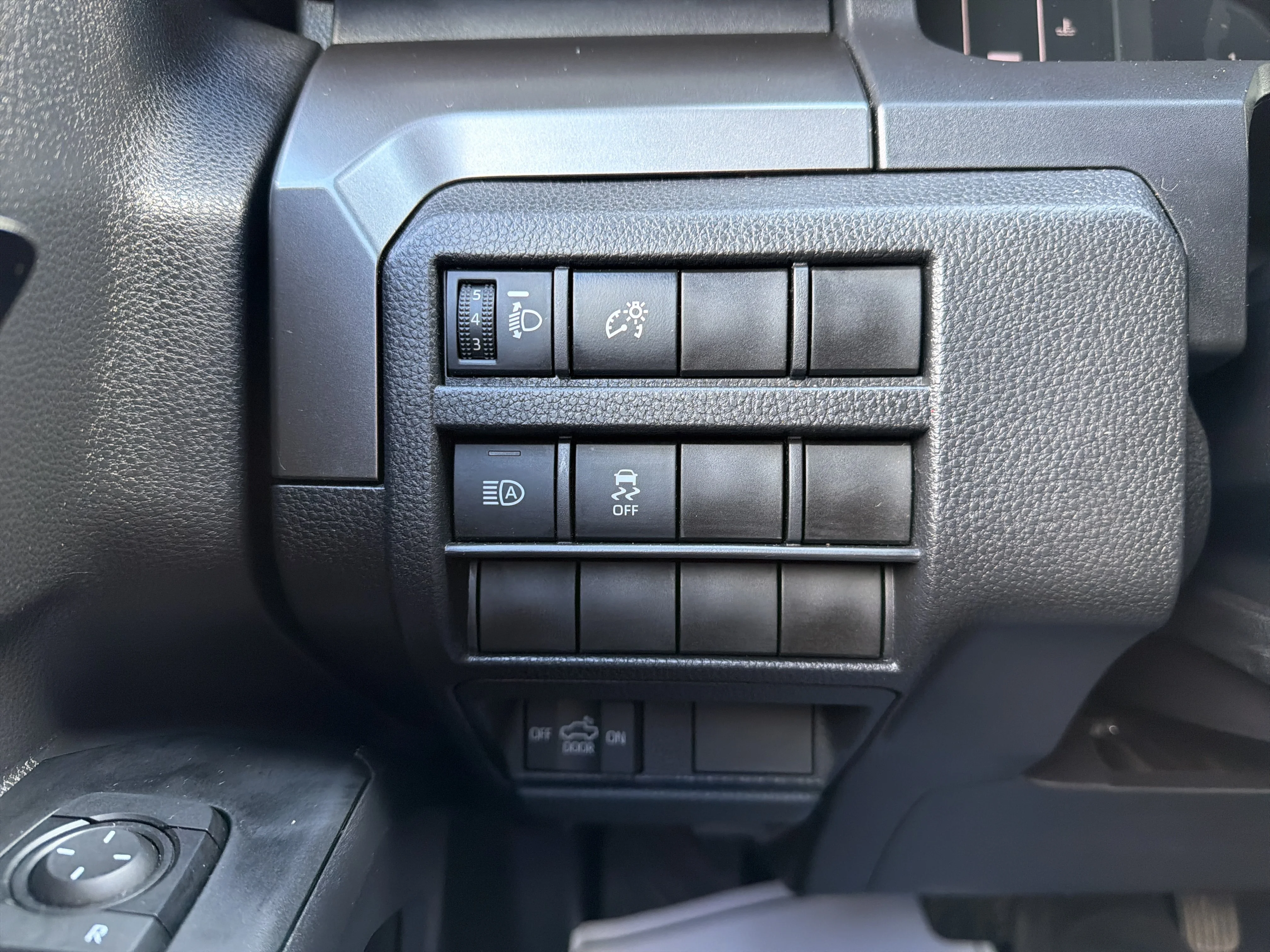 2025 Toyota Tacoma SR5 - Photo 17