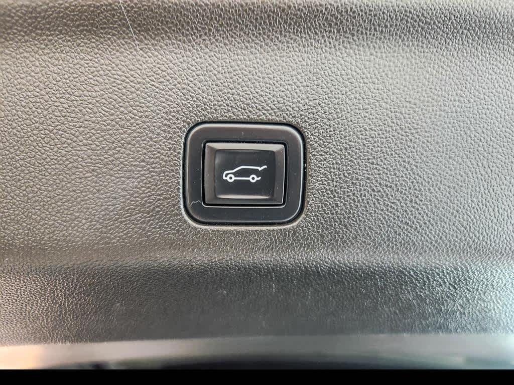Used 2022 CRYSTAL WHITE TRICOAT Cadillac Sport image 24