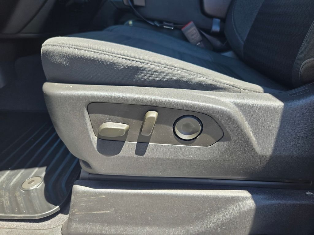 Used 2023 White Chevrolet Custom image 12