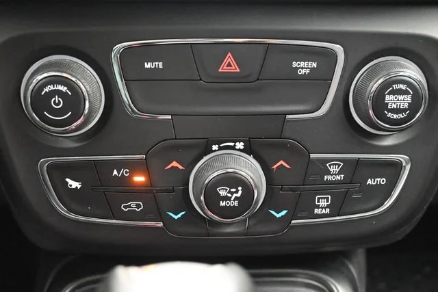 Used 2018 White Clearcoat Jeep Trailhawk image 17