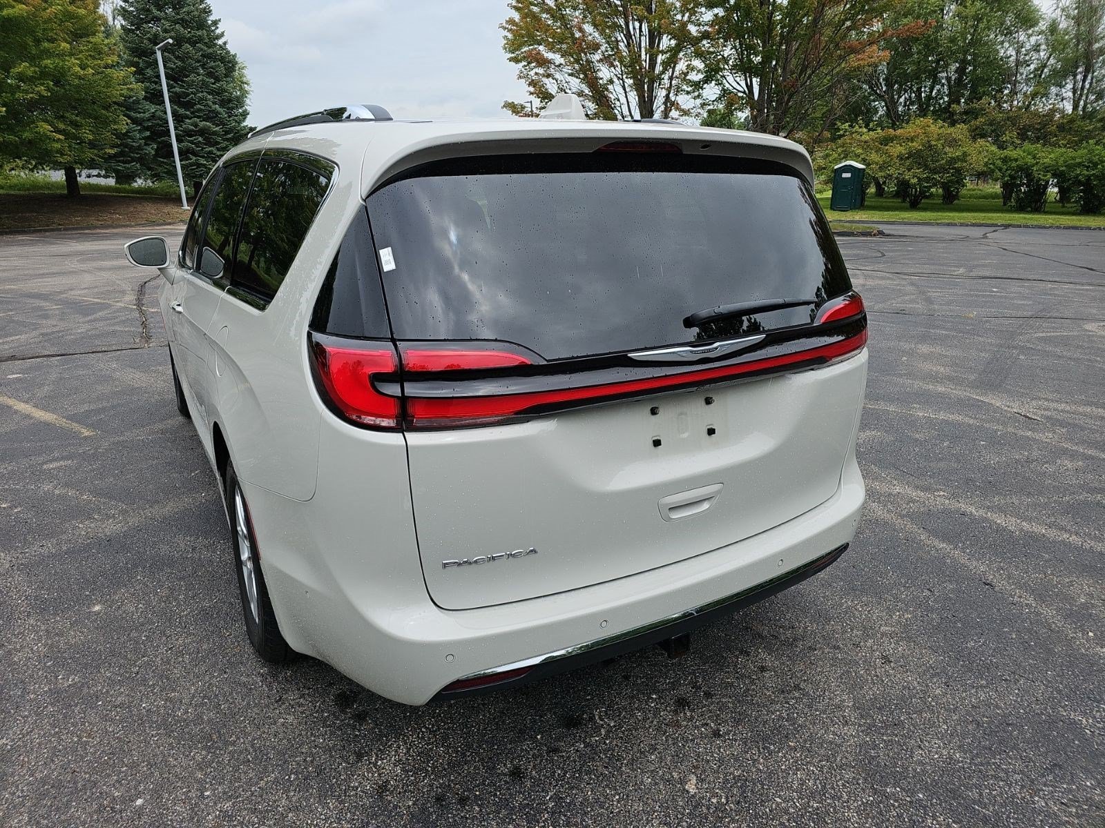 Used 2021 Luxury White Pearlcoat Chrysler Touring L image 3