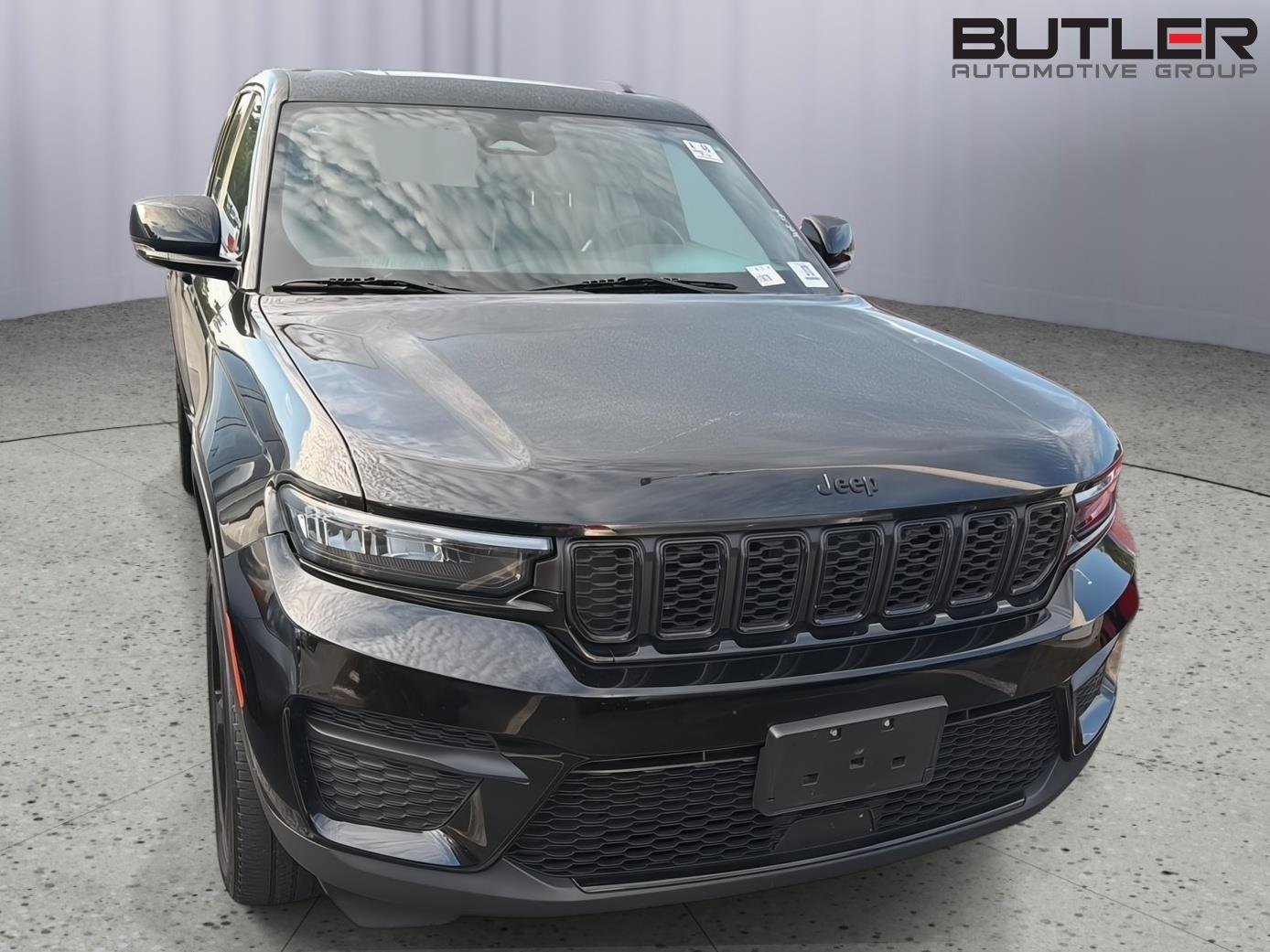 Used 2023 Diamond Black Crystal Pearlcoat Jeep Altitude X image 3