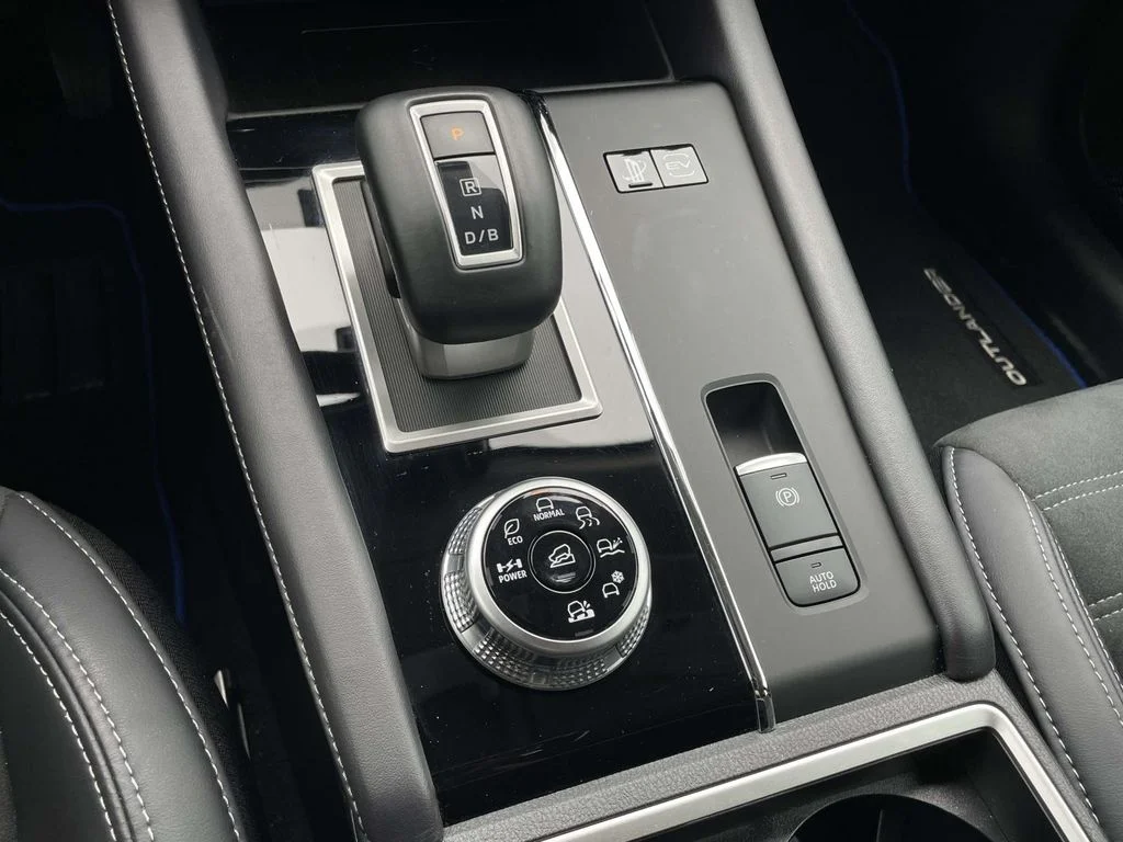 2025 Mitsubishi Outlander Plug-in Hybrid SE - Photo 21