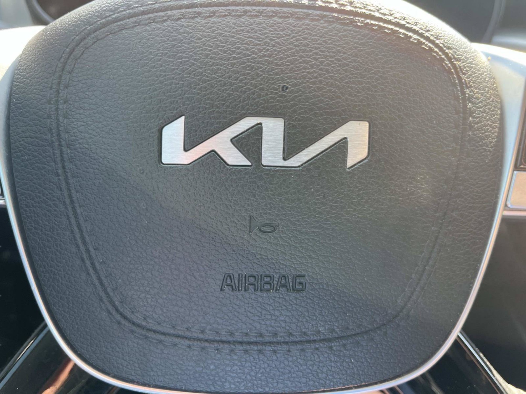 Used 2022 Glacial White Pearl Kia LX image 26