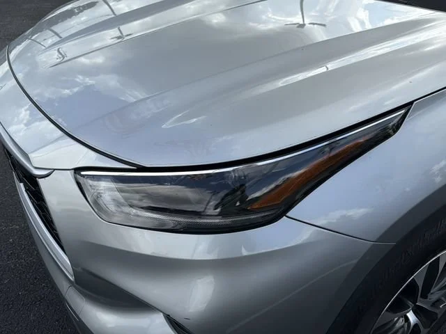 Used 2021 Silver Toyota XLE image 9