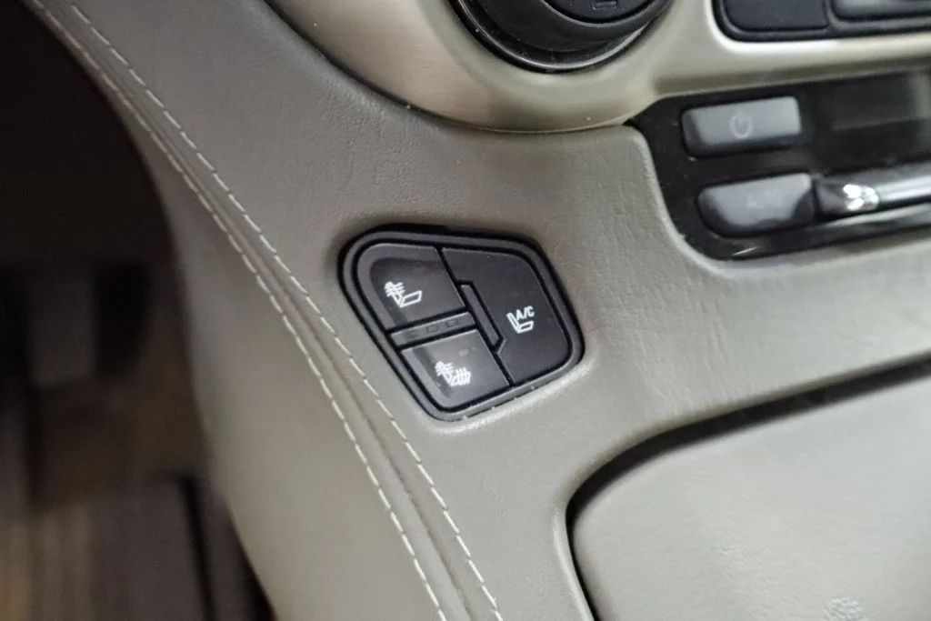 Used 2016 Silver GMC Denali image 34