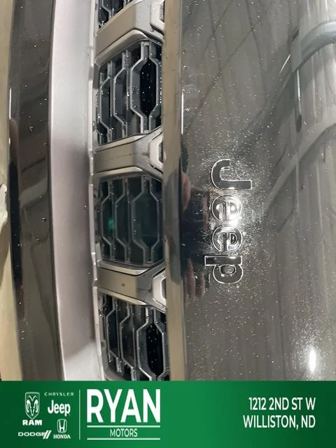 New 2026 Diamond Black Crystal Pearl-Coat Exterior Paint Jeep Laredo image 48