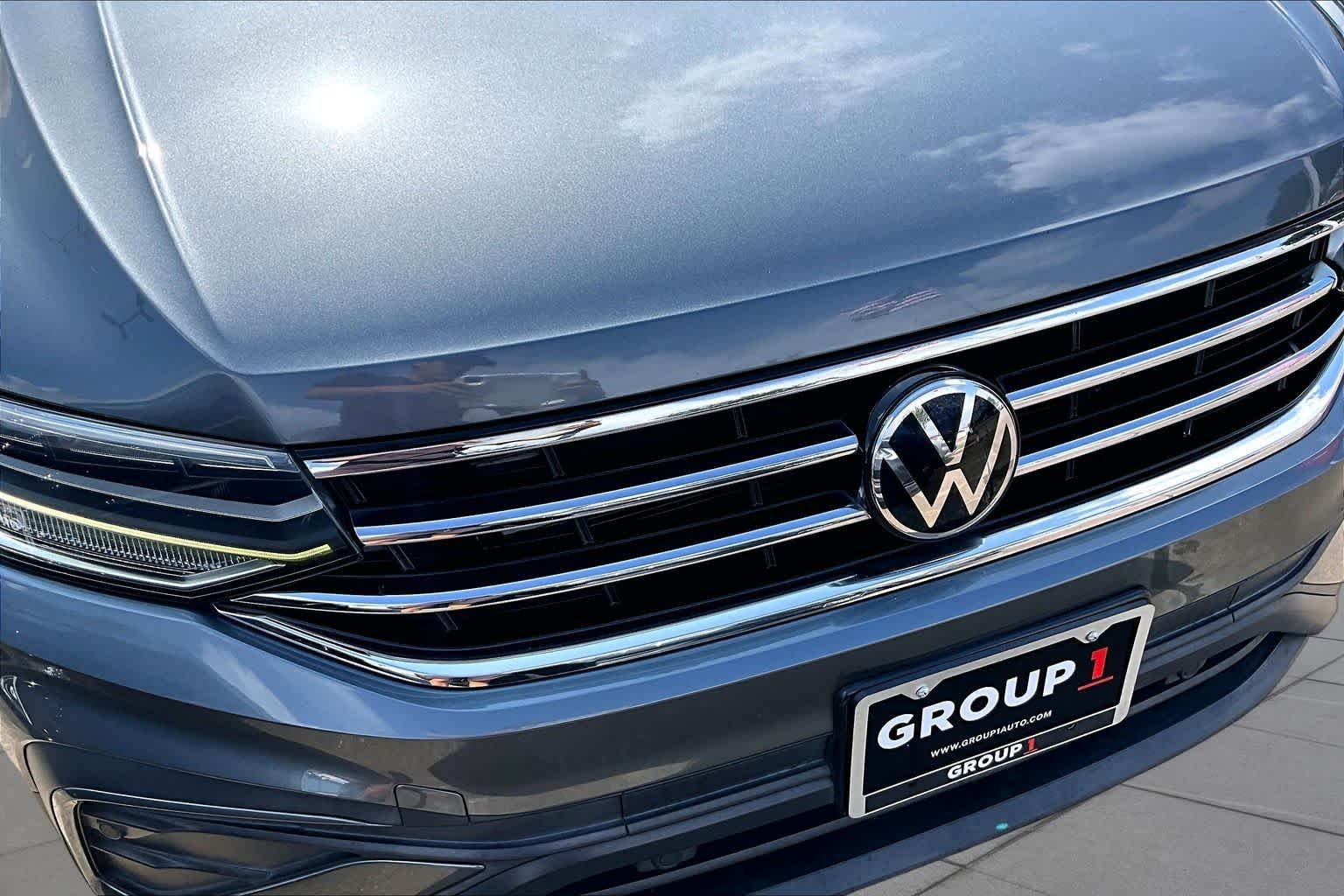 Used 2023 Platinum Gray Metallic Volkswagen SE image 28