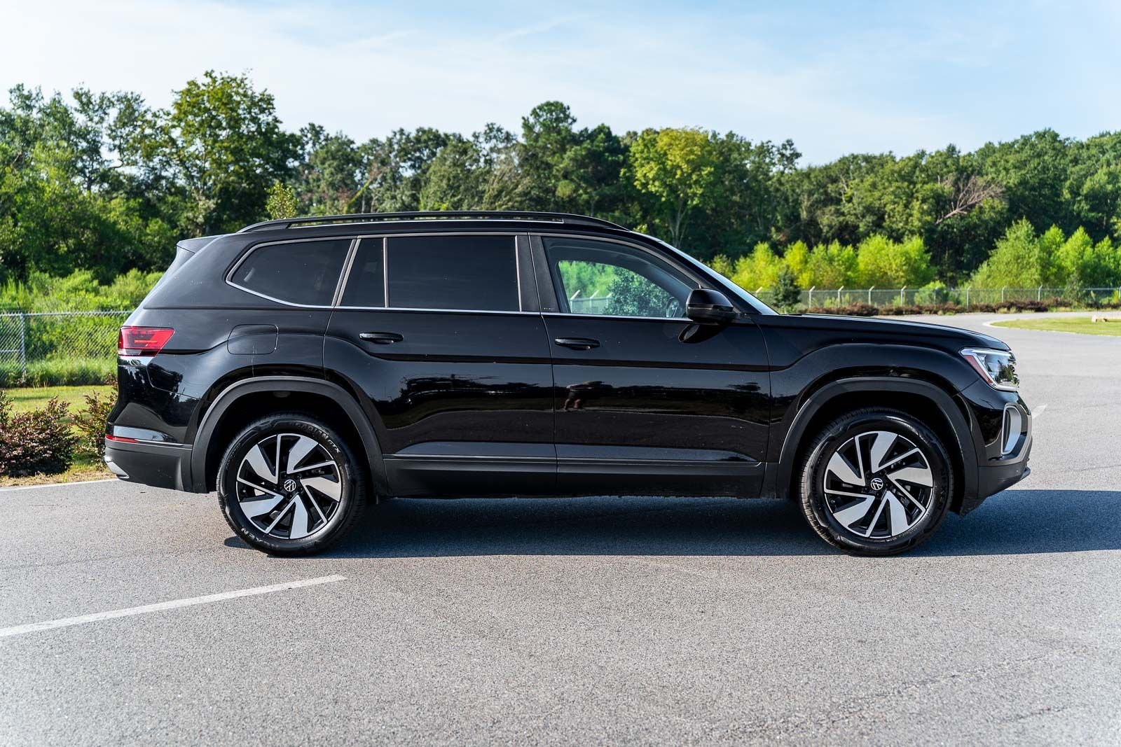 Used 2026  Volkswagen SE w/Technology image 8