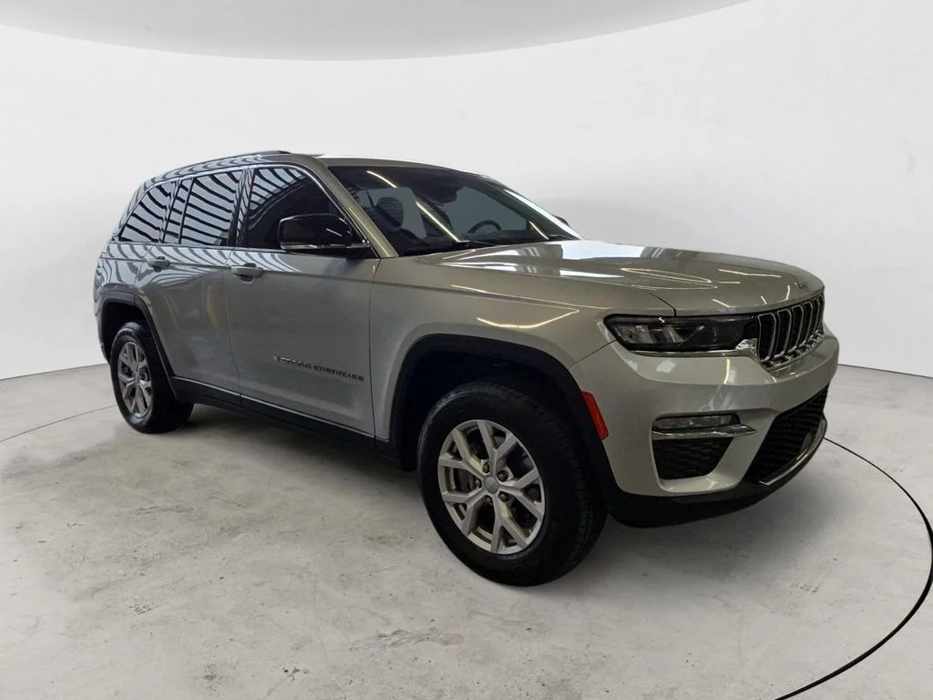 Used 2022 Silver Jeep Limited image 3