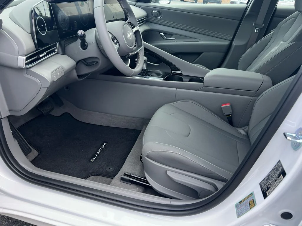 Used 2025 White Hyundai SEL Convenience image 9