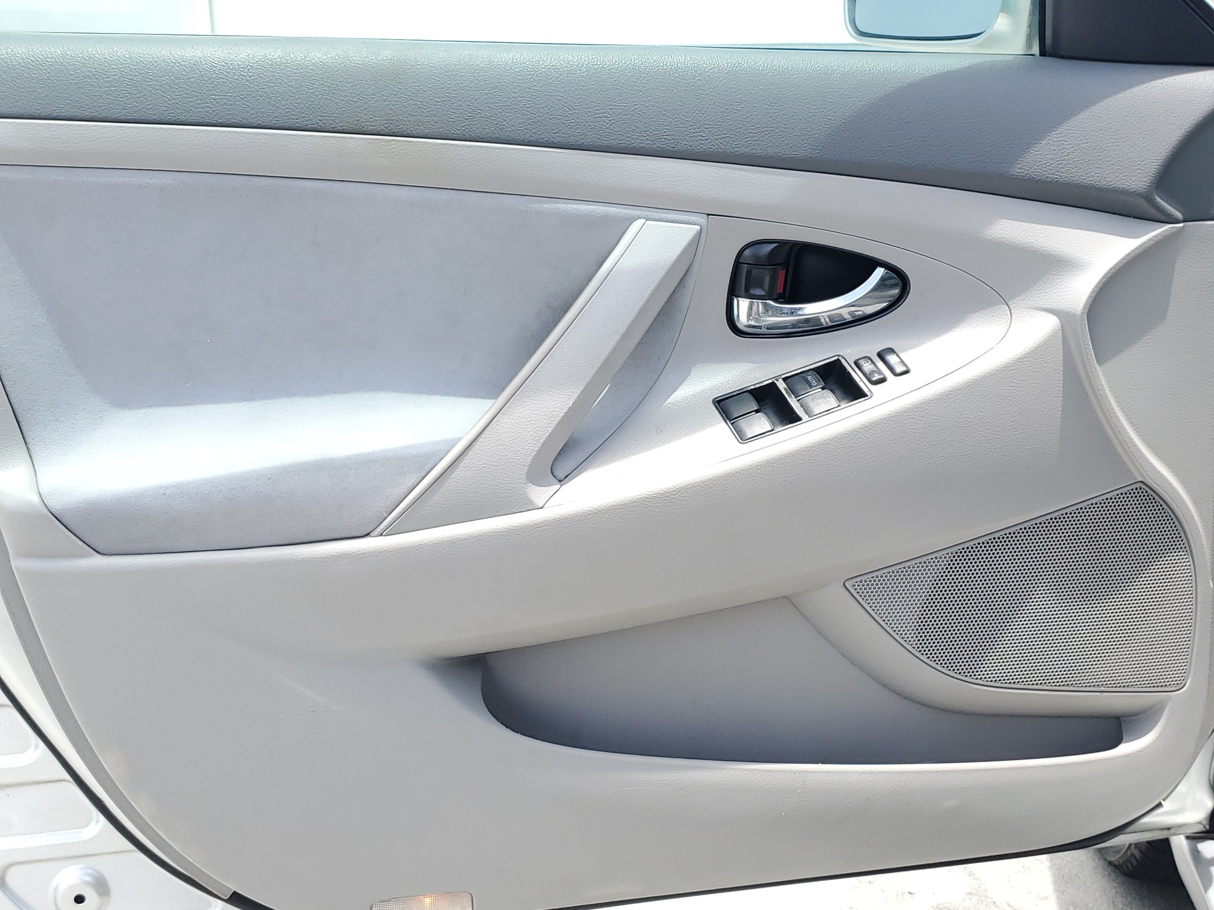 Used 2007 Silver Toyota LE image 20