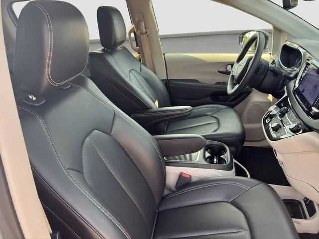 Used 2024 Silver Mist Chrysler Touring L image 9
