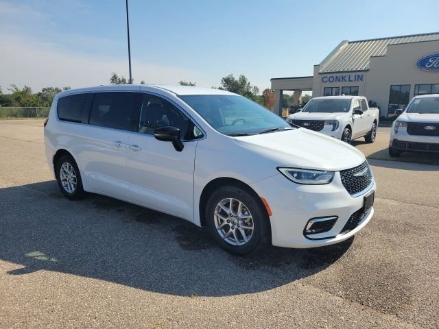 Used 2025 Bright White Clearcoat Chrysler Select image 21