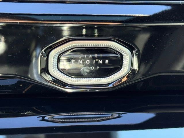 New 2026 Diamond Black Crystal Pearl-Coat Exterior Paint Jeep Limited image 22