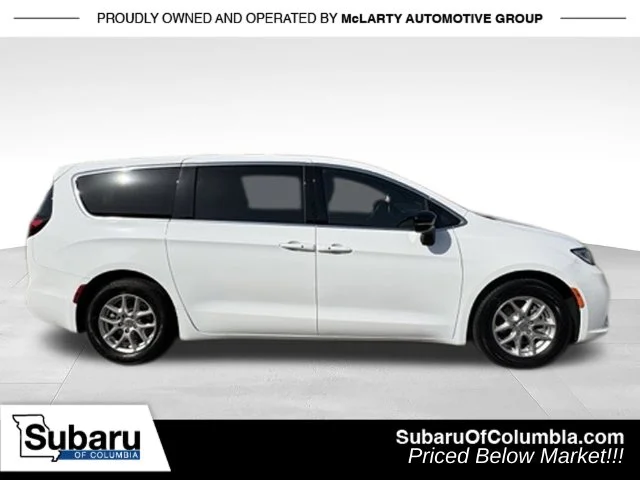Used 2025 White Chrysler Select image 11