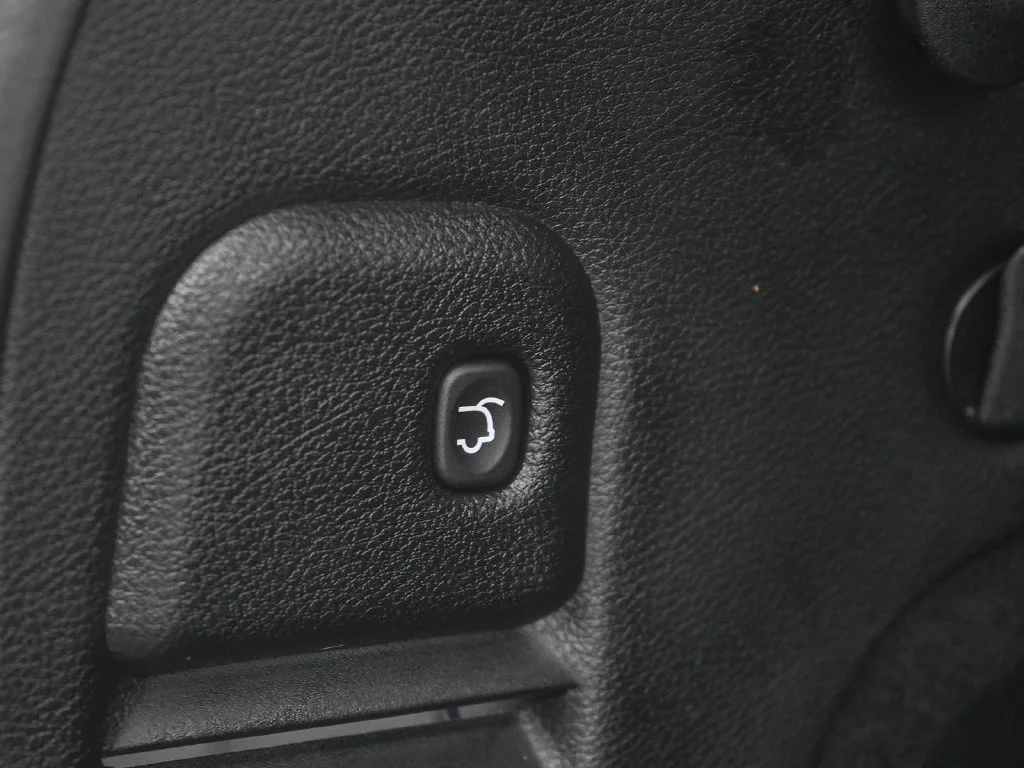 Used 2018 Bright White Clearcoat Jeep Trailhawk image 18