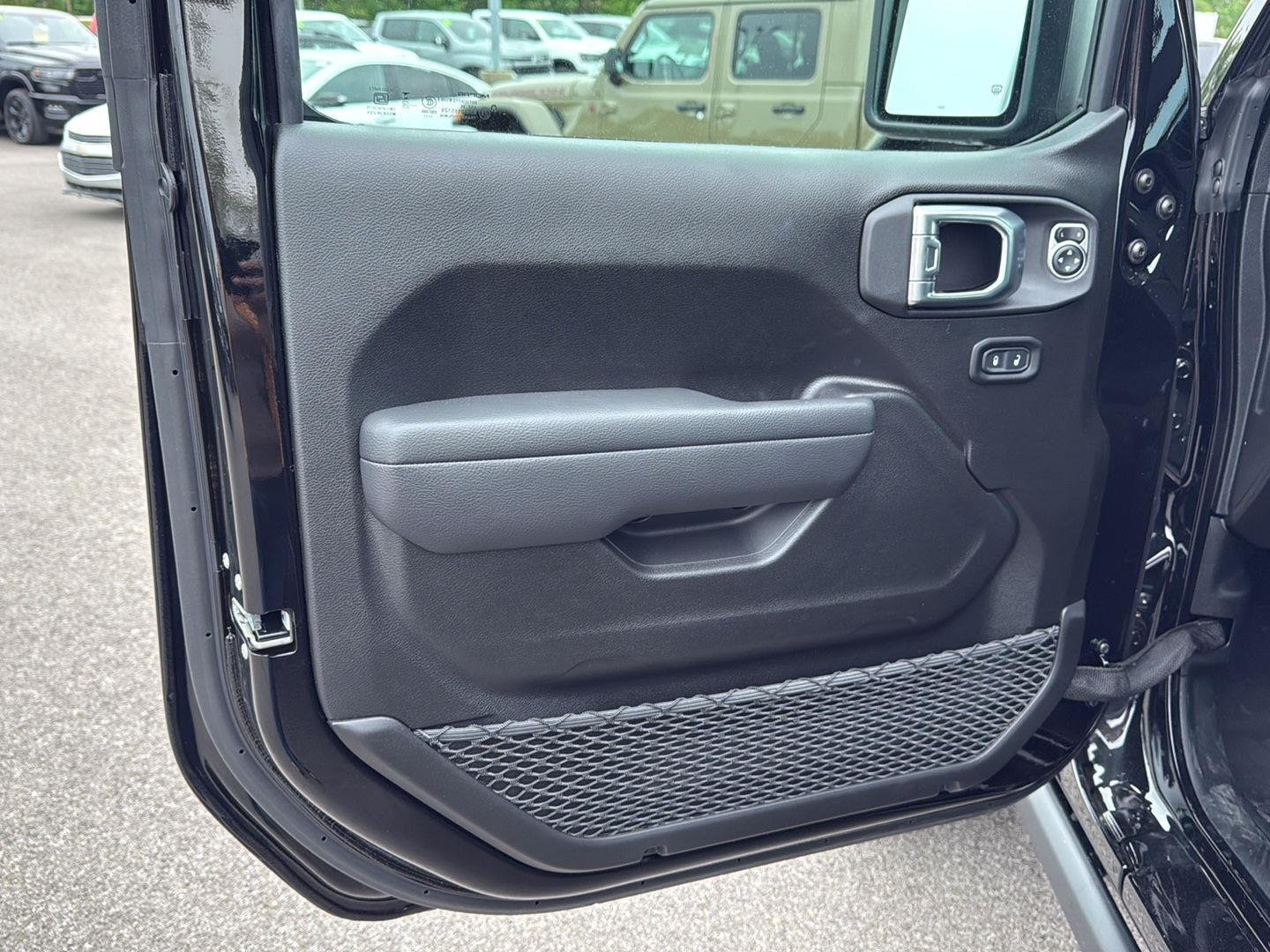 New 2026 Black Clear-Coat Exterior Paint Jeep Rubicon image 18