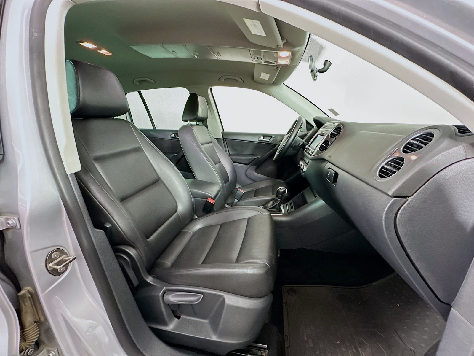 Used 2013 Reflex Silver Metallic Volkswagen SE image 27