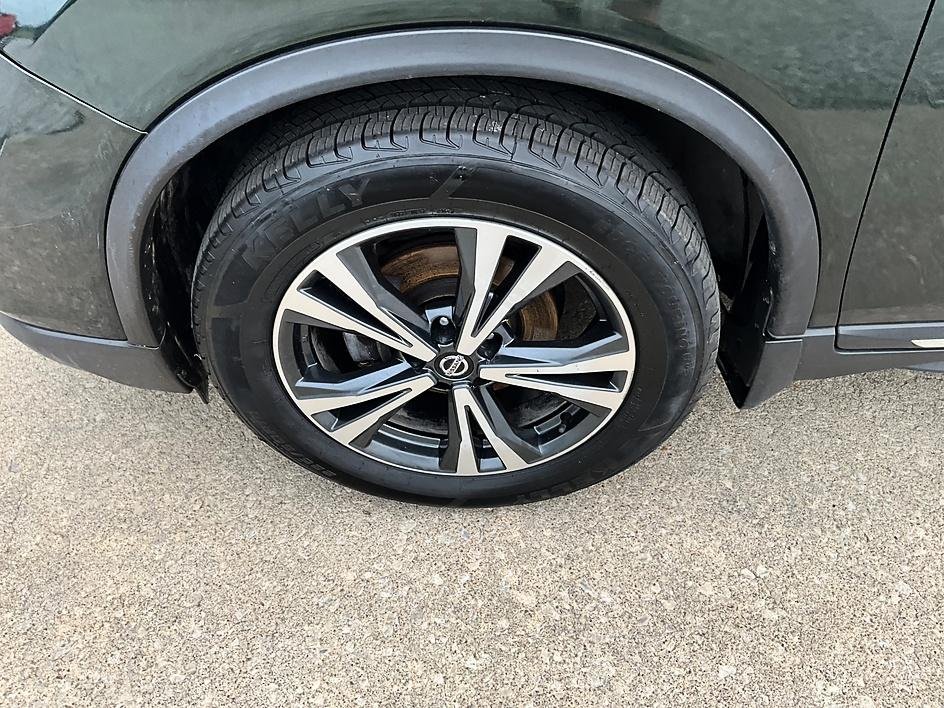 Used 2018 Green Nissan SL image 10
