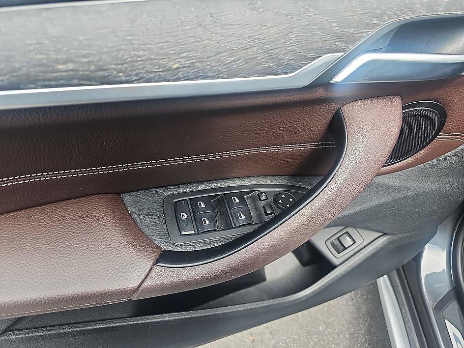 Used 2020 Mineral Gray Metallic BMW sDrive28i Premium image 11