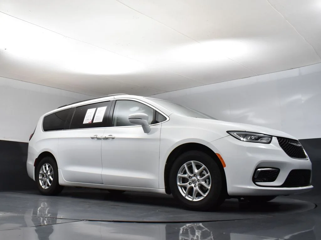 Used 2022 White Chrysler Touring L image 27