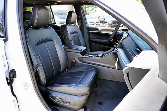 New 2026 Bright White Clear-Coat Exterior Paint Jeep Limited image 15