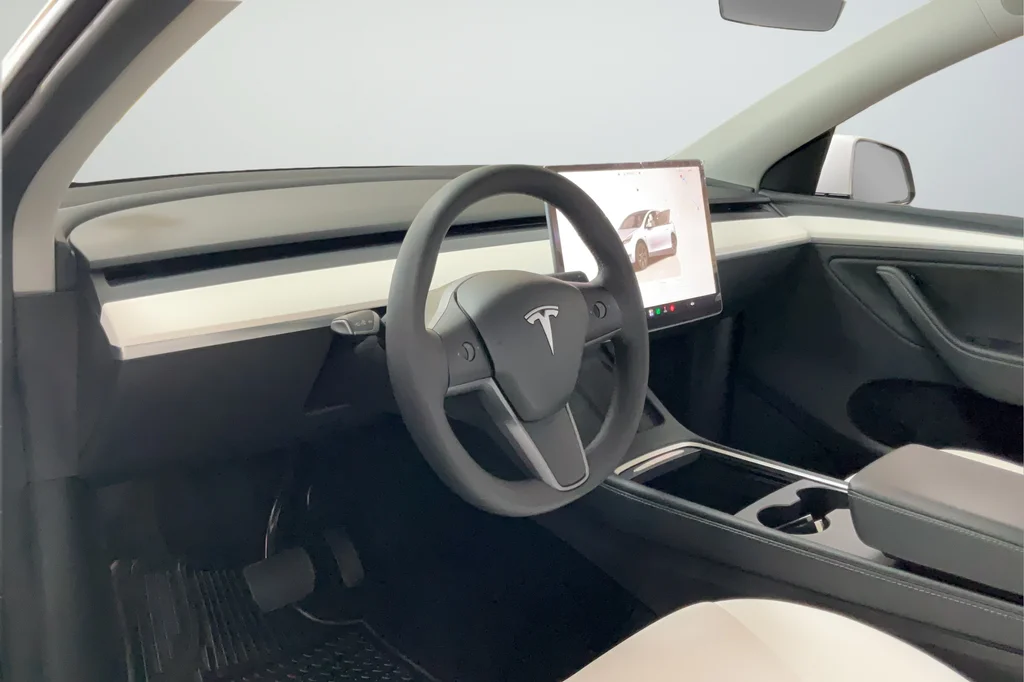 2024 Tesla Model Y Long Range - Photo 24