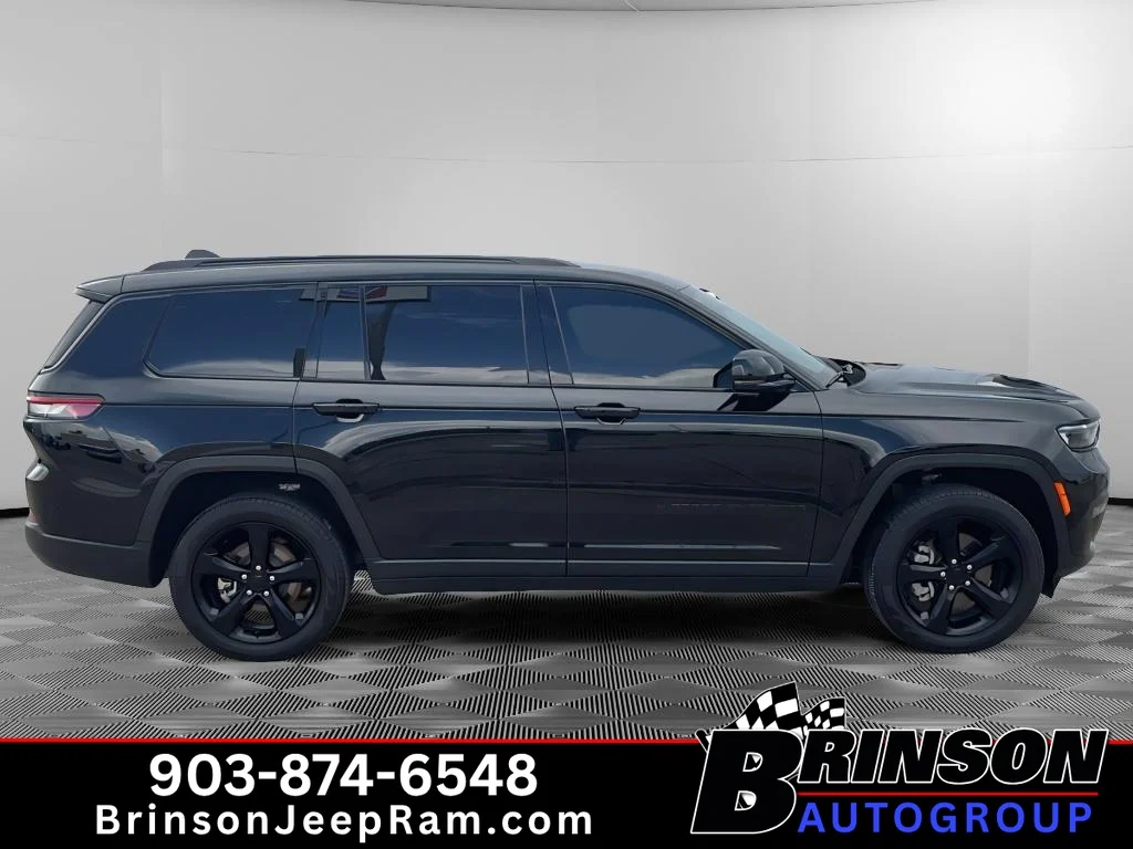 Used 2025 Diamond Black Crystal Pearlcoat Jeep Limited image 8