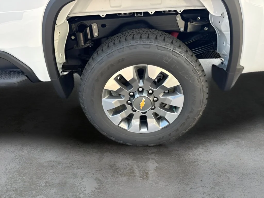 New 2026 Summit White Chevrolet Custom image 29
