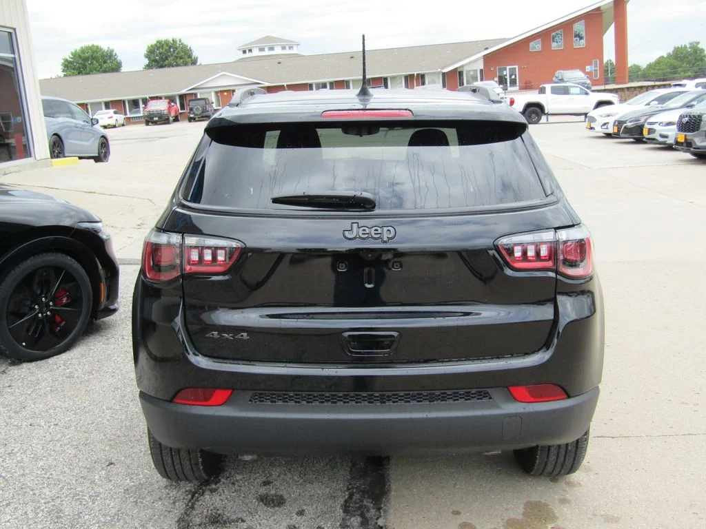 New 2026 Diamond Black Crystal Pearlcoat Jeep Latitude image 4