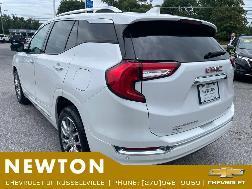 Used 2022 White Frost GMC Denali image 37