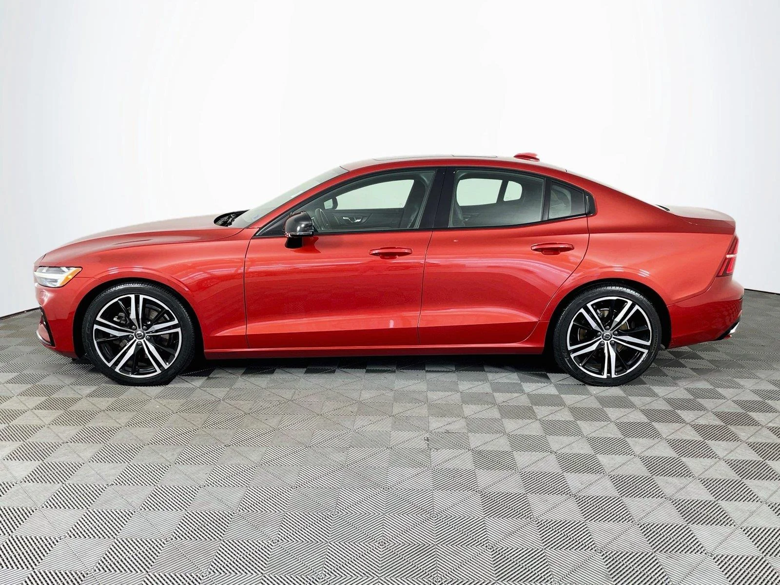 Used 2019 Fusion Red Metallic Volvo R-Design image 4