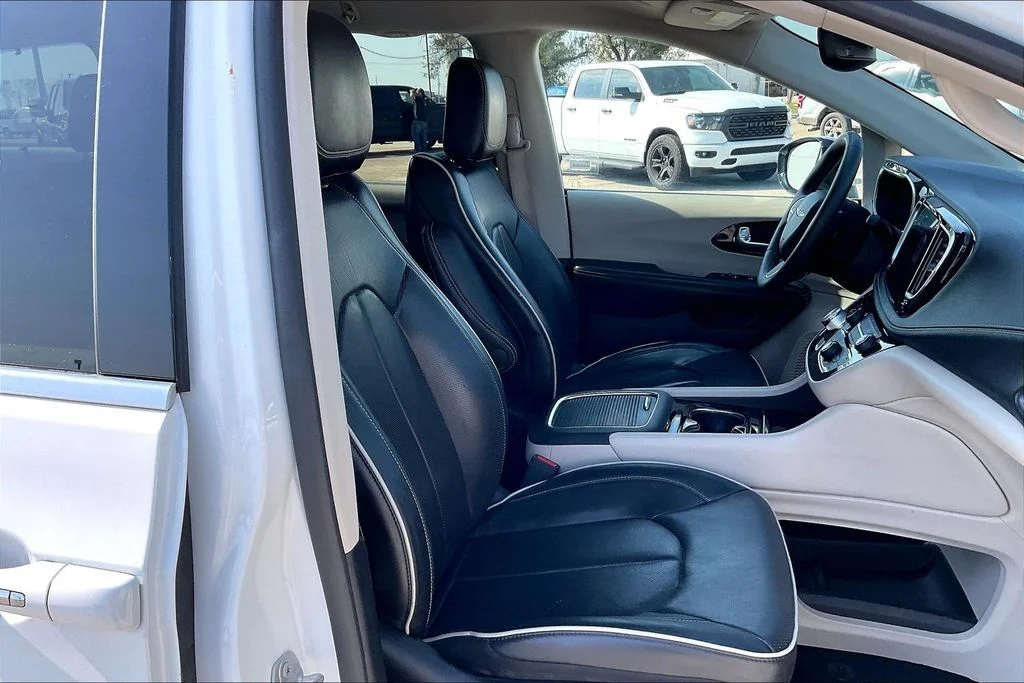 Used 2023 White Chrysler Limited image 30