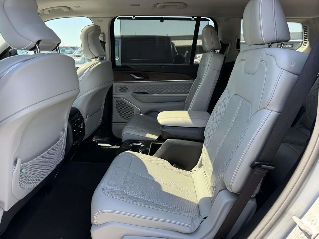 Used 2022 Silver Jeep Summit image 15