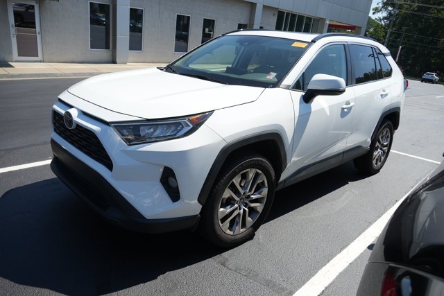 Used 2020 White Toyota XLE Premium image 9