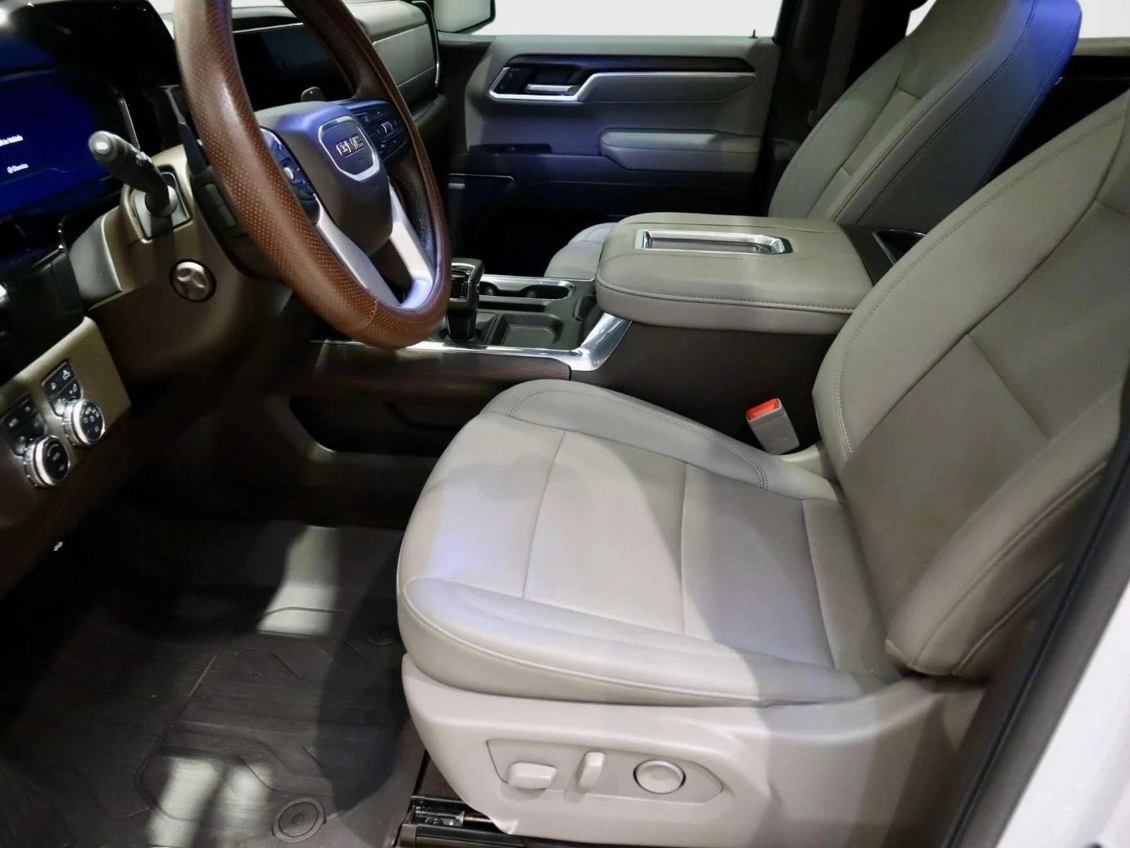 Used 2022 White Frost Tricoat GMC SLT image 20