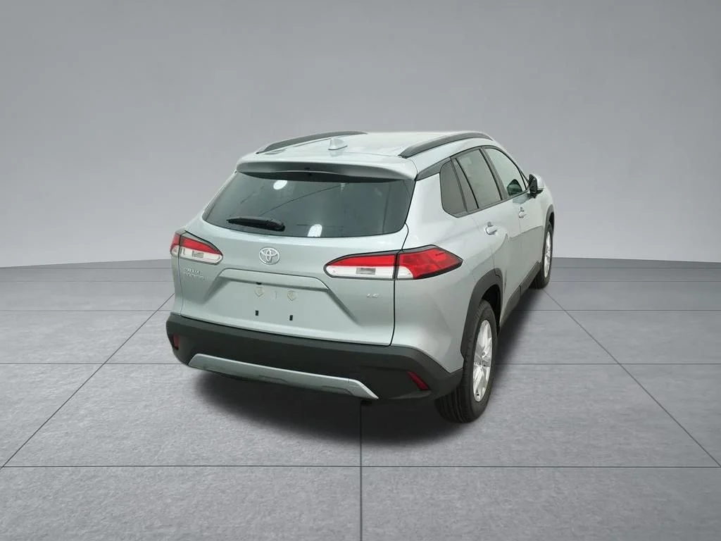 Used 2022 Silver Toyota LE image 10