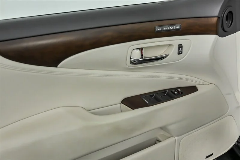Used 2012 Obsidian Lexus  image 12