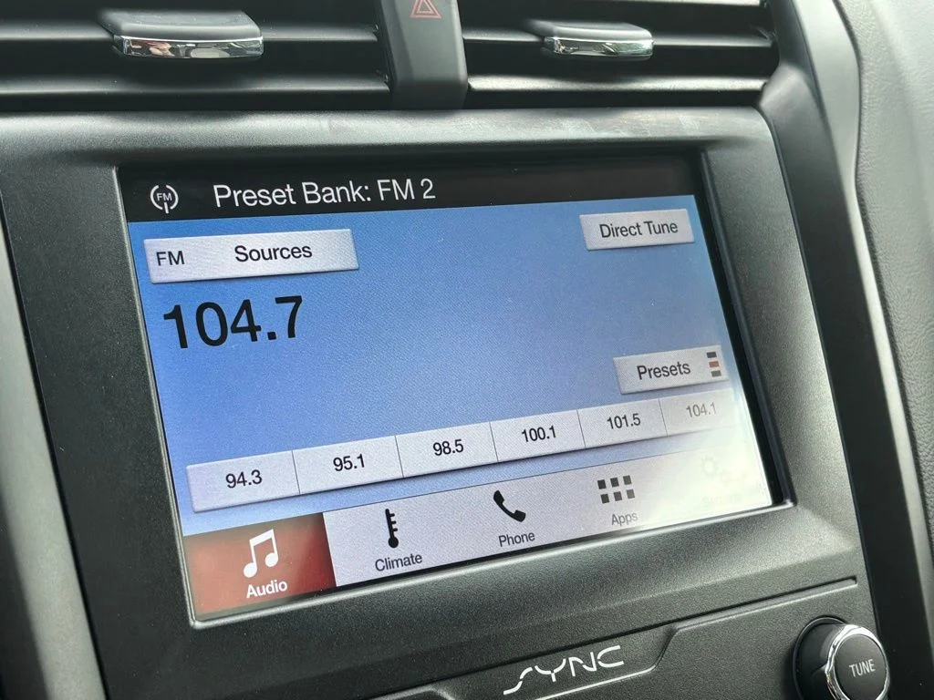 Used 2019 Gray Ford SE image 28