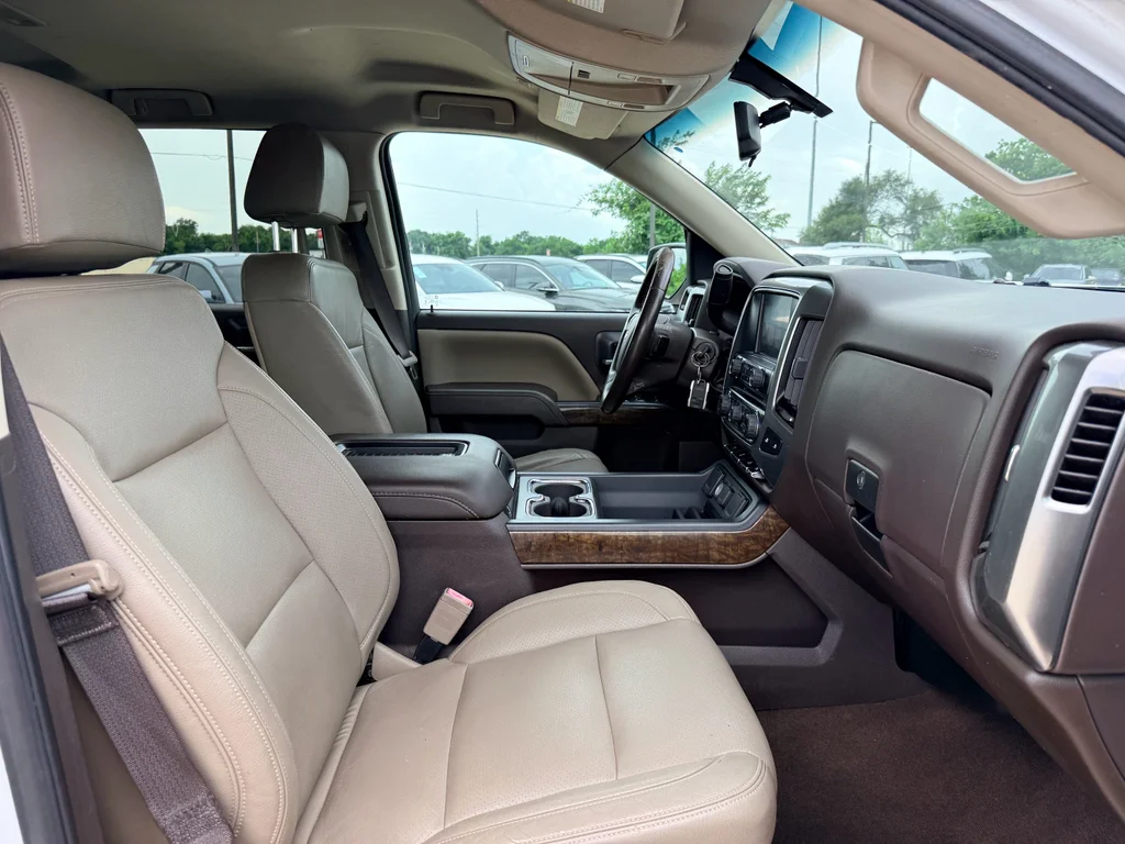 Used 2018 Summit White Chevrolet LT image 11