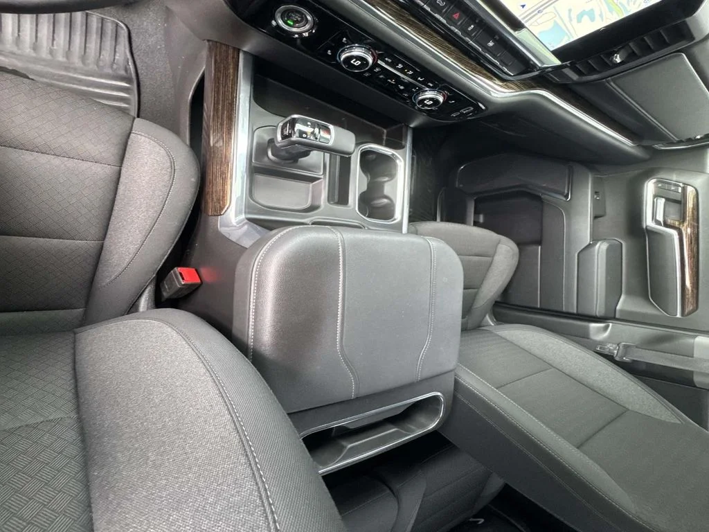 Used 2024 White GMC Elevation image 24